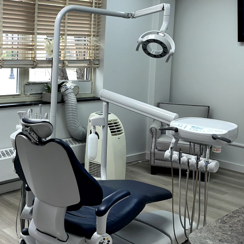 Dental chair in a modern dental office, featuring advanced dental equipment and a comfortable environment, emphasizing patient care and high-quality dental services.